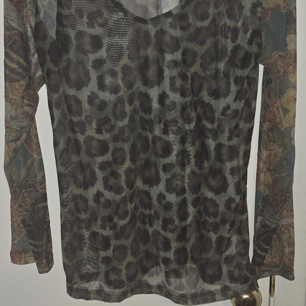 Chic Leopard Print Long Sleeve Top